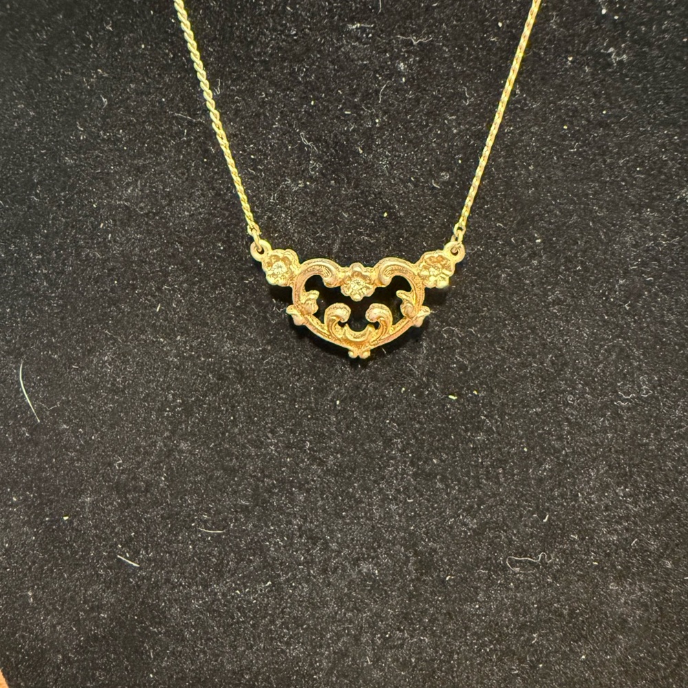 1928 Gold Filigree Heart Necklace vintage - Picture 2 of 5